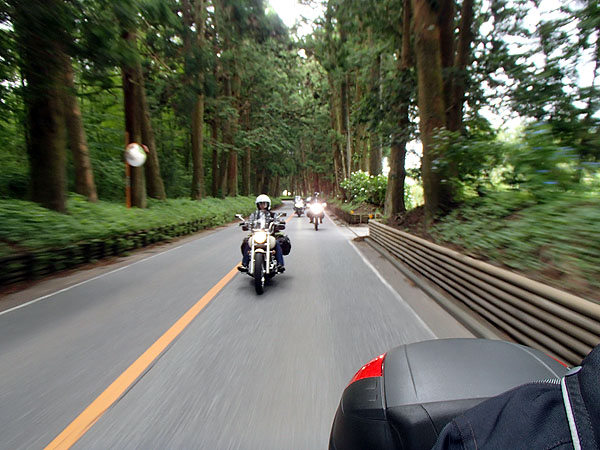 キャンプ仕様のドラッグスターに乗るＯＳＡＭＵさん